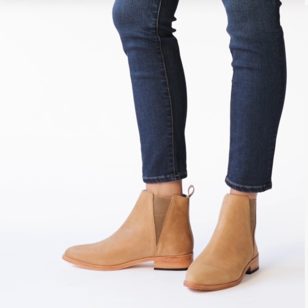 Nisolo Chelsea Boot size 8 | sand suede